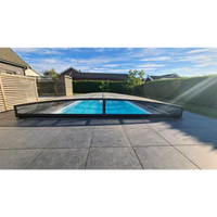 Sleek Pooltak Sydney 3.5×3.5 antracit med enkelskena över blå pool, ena sidan öppen