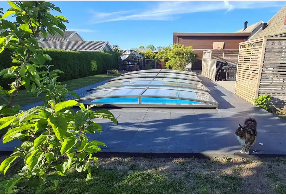 Elegant pooltak Sydney med flexibilitet över blå pool
