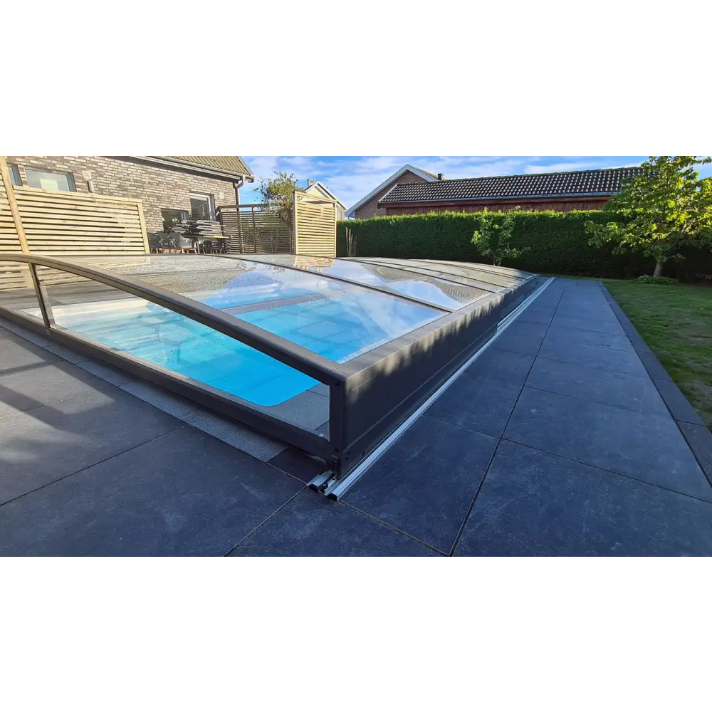 Modern Pooltak Sydney 3.5×3.5 med svarta ramar och transparenta paneler