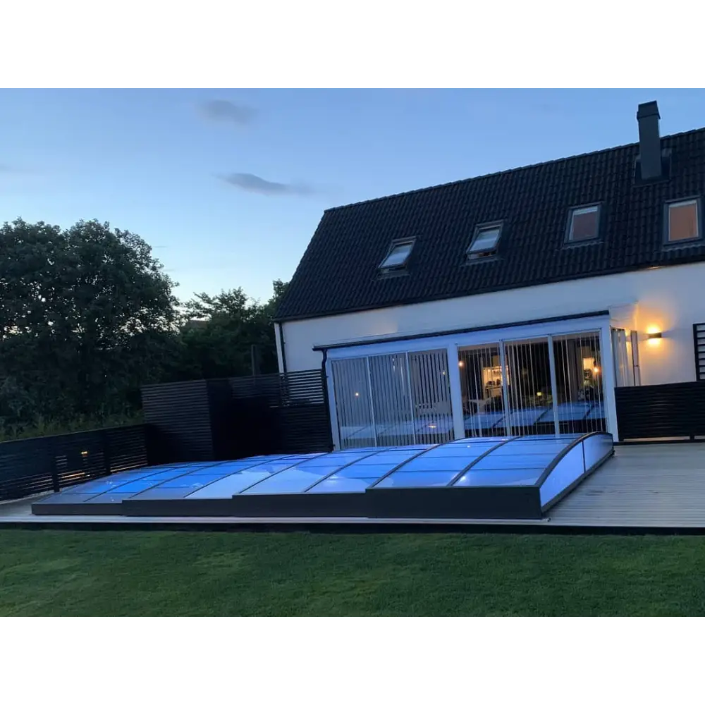 Modern pooltak med blå toning, svart ram och Pooltak Sydney 3.5×3.5