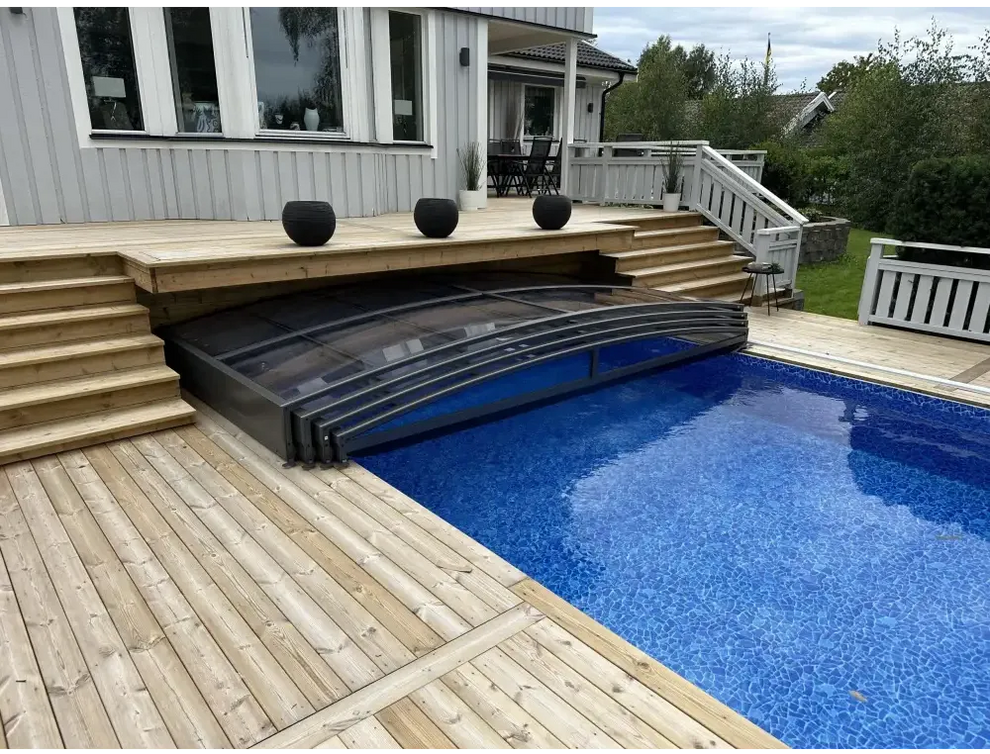 Funktionellt pooltak Sydney: svart ramat, kurvat glas för modern pool