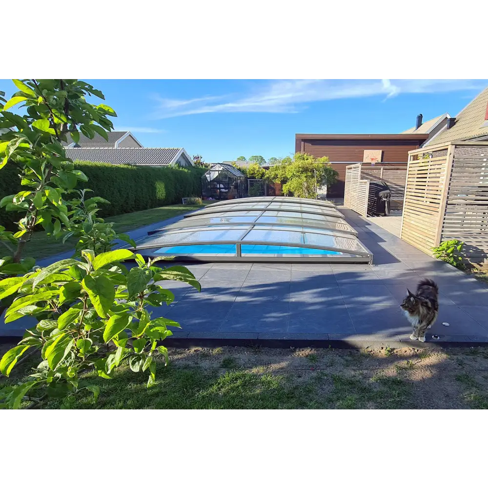 Sleek Pooltak Sydney 3.5×4.2 enkelskena antracit över pool med blåvatten