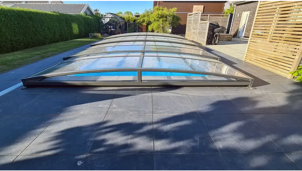 Modernt valvformat glas pooltak Sydney med svart metallram