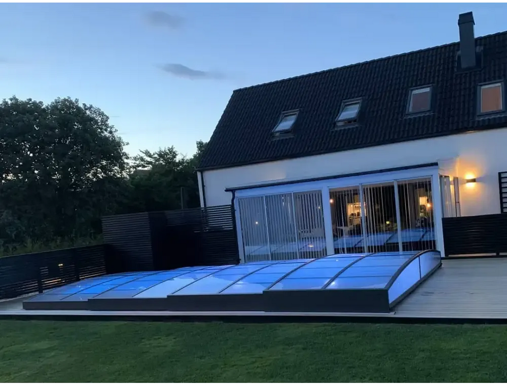 Modern blått glas solrum med svart ram och kurvade kanter för funktionellt pooltak Sydney