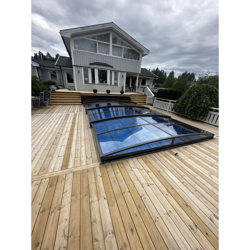 Elegant pooltak Sydney med enkelskena antracit i blått glas med svart ram på trädeck