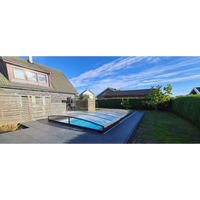 Elegant ultra lågt pooltak med mörk ram över blå pool