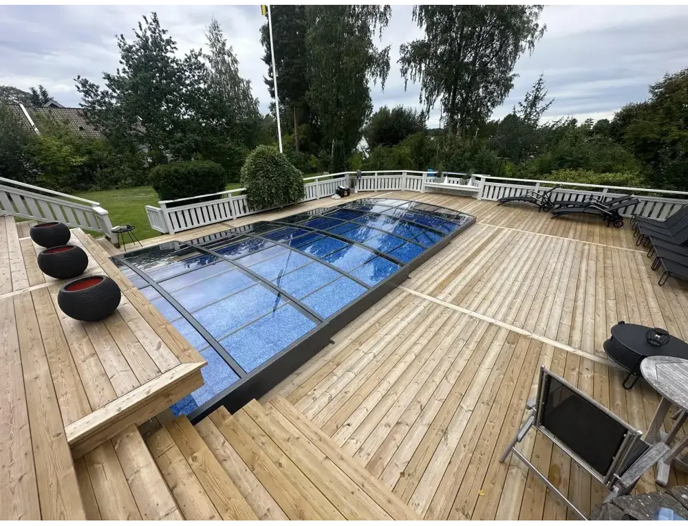 Elegant ultra lågt pooltak med mörk ram över blå pool