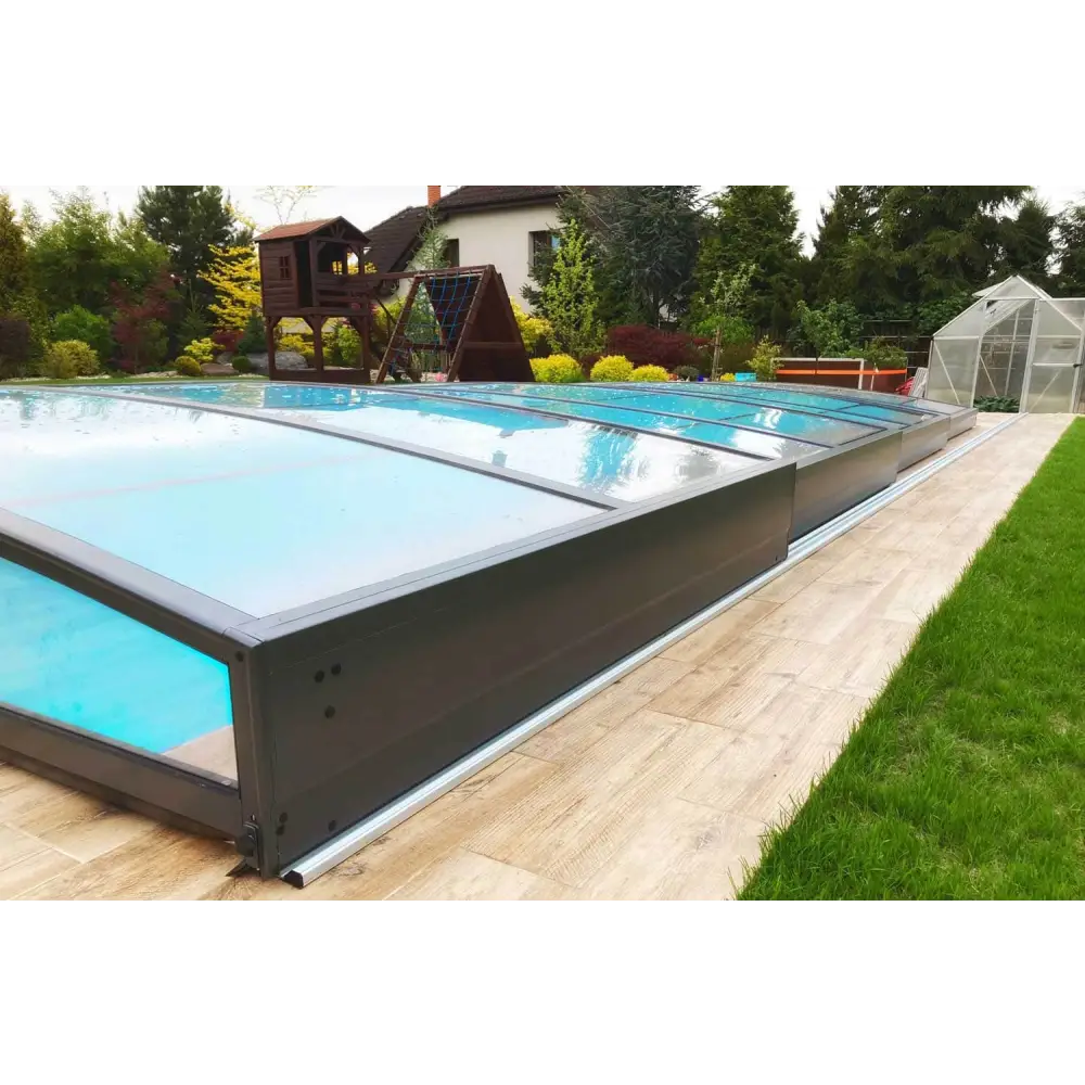 Elegant ultra lågt pooltak med mörk ram över blå pool