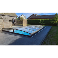 Elegant ultra lågt pooltak med mörk ram över blå pool