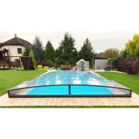 Elegant ultra lågt pooltak med mörk ram över blå pool