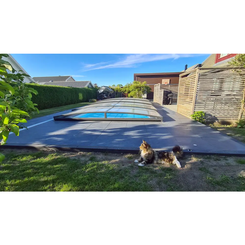 Elegant ultra lågt pooltak med mörk ram över blå pool