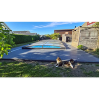 Elegant ultra lågt pooltak med mörk ram över blå pool