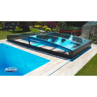 Elegant ultra lågt pooltak med mörk ram över blå pool