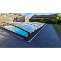 Elegant ultra lågt pooltak med mörk ram över blå pool