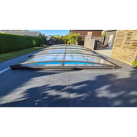 Elegant ultra lågt pooltak med mörk ram över blå pool