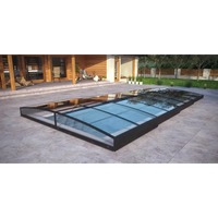 Elegant ultra lågt pooltak med mörk ram över blå pool