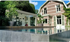 Fritstående PP-pool i 20 mm materiale med skimmer – moderne design, infinitykant
