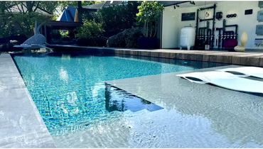 Fritstående PP-pool i 20 mm materiale med skimmer – klart blåt vand, moderne design