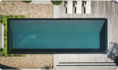 Fritstående PP-pool i 20 mm materiale med skimmer – rektangulær form, infinity-design, blågrønt vand