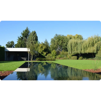 Modern vit hus vid ovanmark PP pool med 20mm skimmer bland träd