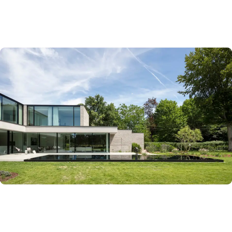 Modern minimalist hus vid Infinitykant ovanmark PP pool med 20mm skimmer