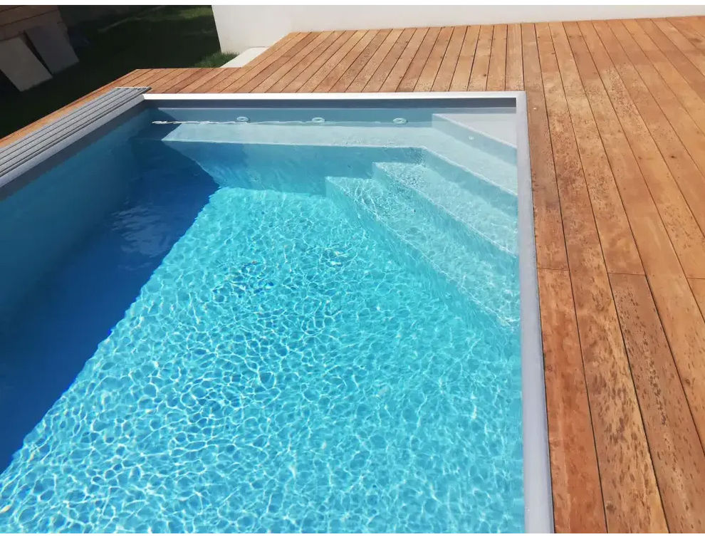 Pooltime Exclusive 12mm rektangulär PP-pool 4x12x1 med klarblått vatten och trädäck
