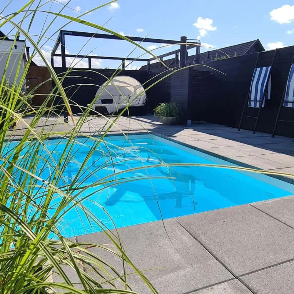 Pooltime Exclusive-pool, 12 mm – rektangulær form, turkisblåt vand, grønne omgivelser