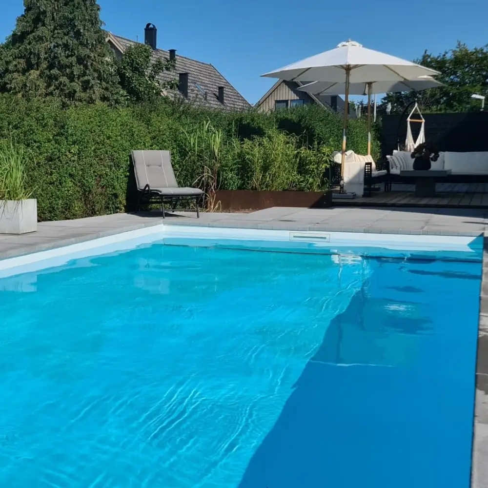 Pooltime Exclusive-pool, 12 mm – rektangulær form, turkisblåt vand, hvid kant