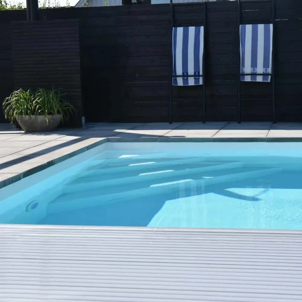 Pooltime Exclusive-pool, 12 mm – rektangulær form, turkisblåt vand, træhegn