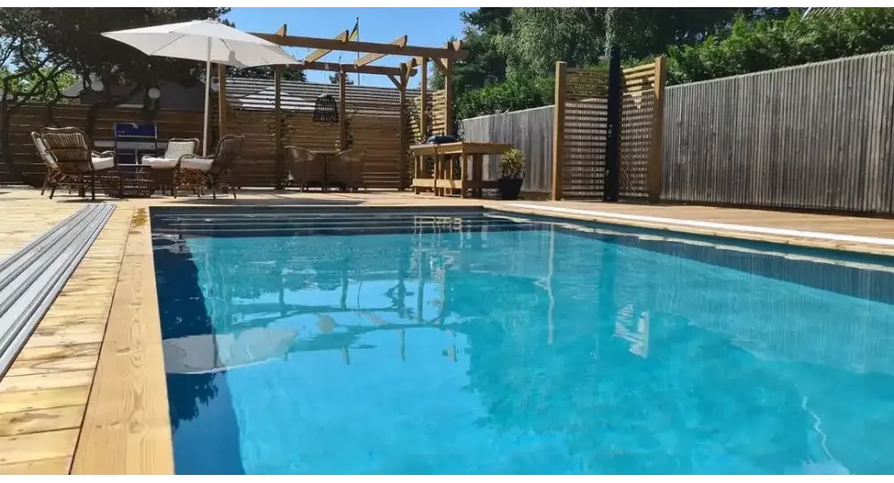 Pooltime Exclusive-pool, 12 mm – rektangulær form, turkisblåt vand, trækanter