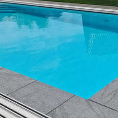 Pooltime Exclusive-pool, 12 mm – rektangulær form, klart turkisblåt vand, integreret metalstige