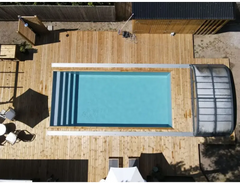 Pooltime Exclusive-pool, 12 mm – rektangulær form, turkisblåt vand, hvid kant, træterrasse