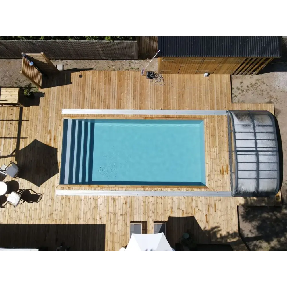 Pooltime Exklusiv 12mm PP pool med rektangulär form, klarblått vatten och vit ram på trädeck