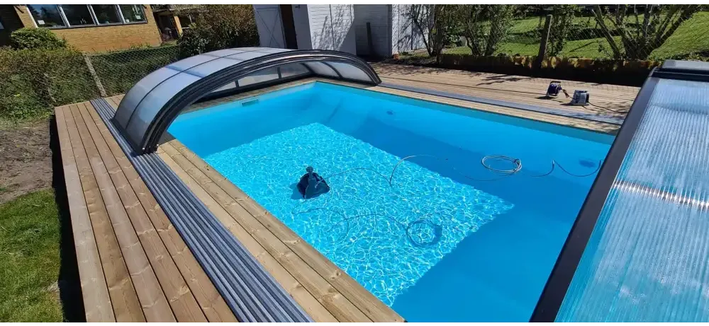 Pooltime Exclusive-pool, 12 mm – rektangulær form, turkisblåt vand, træterrasse