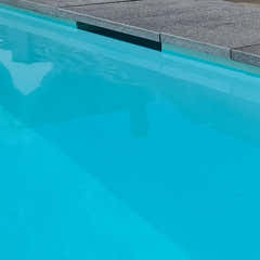 Pooltime Exclusive-pool, 12 mm – rektangulær form, klart turkisblåt vand, grå betonfliser