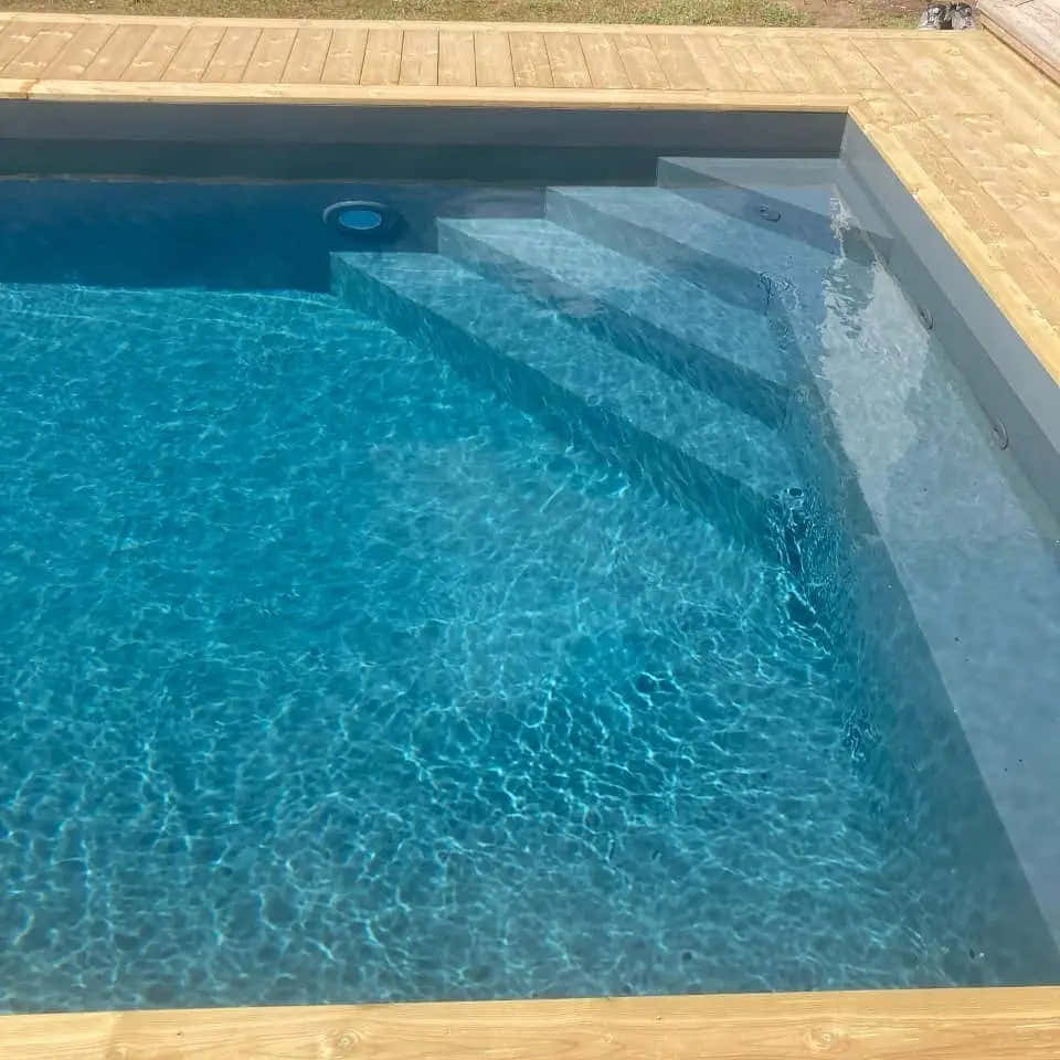 Pooltime Exclusive-pool, 12 mm – rektangulær form, turkisblåt vand, træterrasse