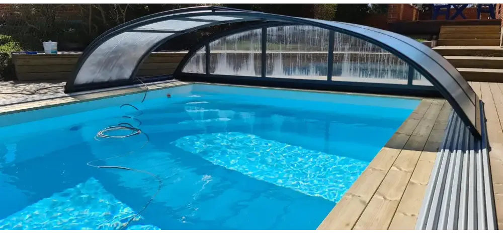 Pooltime Exclusive-pool, 12 mm – rektangulær form, turkisblåt vand, træterrasse