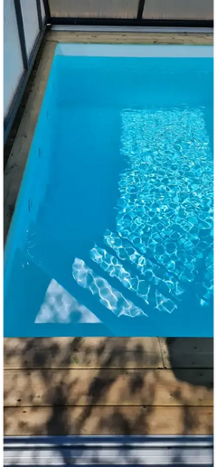 Pooltime Exclusive-pool, 12 mm – rektangulær form, klart blåt vand, træterrasse
