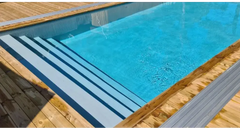 Pooltime Exclusive-pool, 12 mm – rektangulær form, klart blåt vand, træterrasse, grå metaltrin