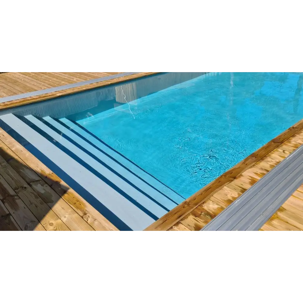 Pooltime Exklusiv 12mm PP pool med klarblått vatten, trätrall och grå metalltrappor