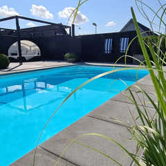 Pooltime Exclusive-pool, 12 mm – rektangulær form, turkisblåt vand, grønt græs