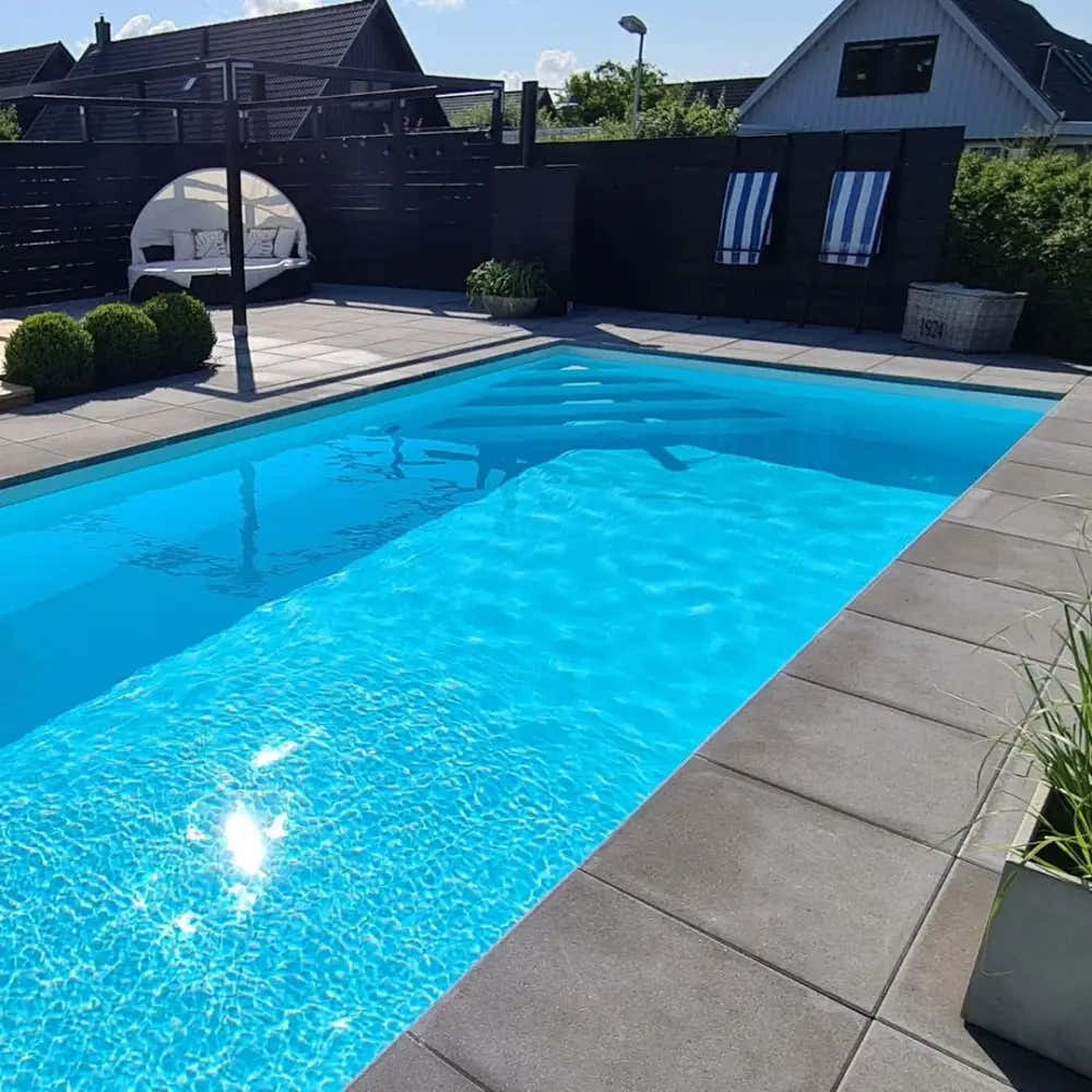 Pooltime Exclusive-pool, 12 mm – rektangulær form, turkisblåt vand, grå stenfliser