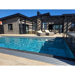 Pooltime Exclusive PP-pool, 12 mm – 2,6 x 6 x 1,5 m, moderne design, klart blåt vand, mørkegrå flisekanter, stenhus, køb en pool