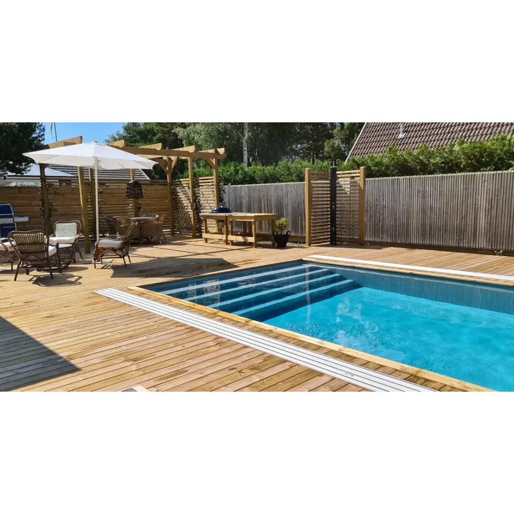 Pooltime Exklusiv 12mm PP pool med klarblått vatten och vita kakelkanter i trädeck