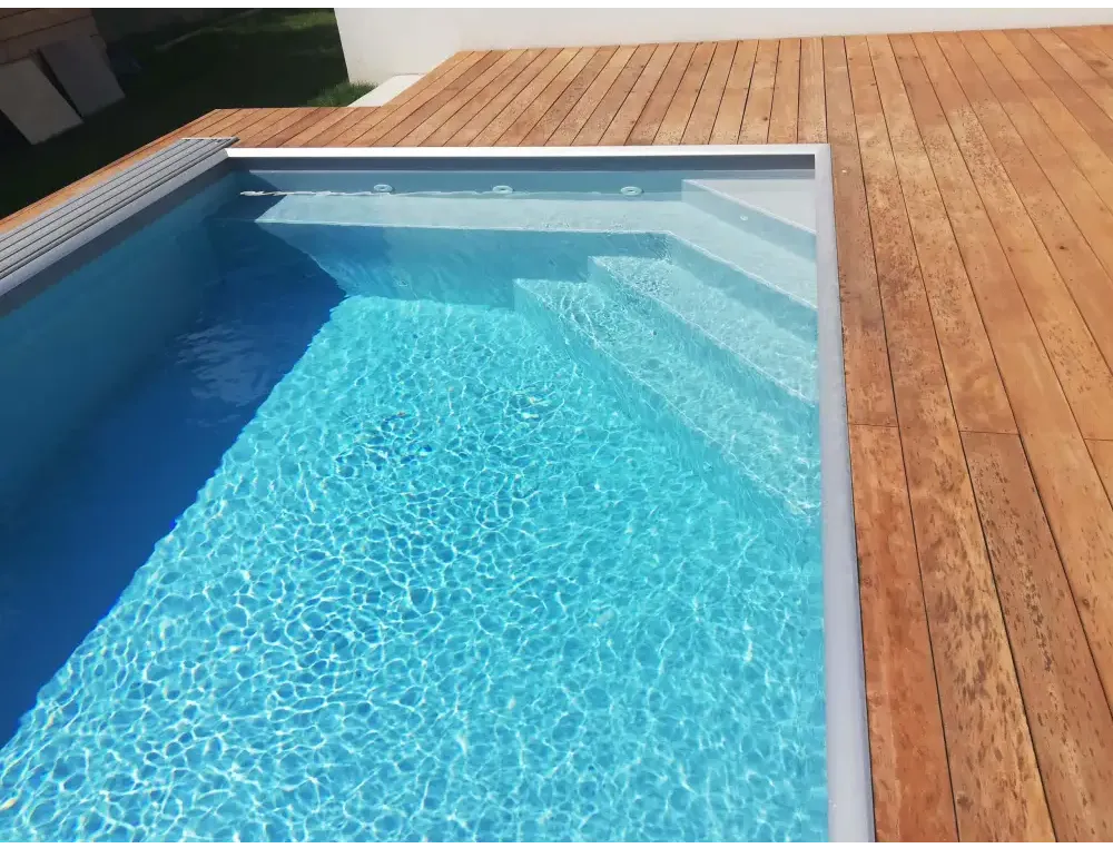 Exklusiv 12mm rektangulär pool med inbyggda trappor i blått vatten