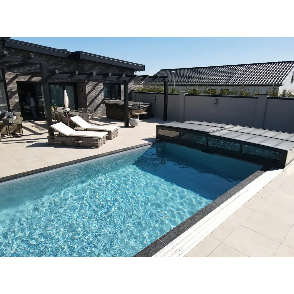 Pooltime Exklusiv 12mm pp pool 3 x 6 x 1,5 m med rektangulär form, klarblått vatten och mörkgrått pooltak på modern uteplats