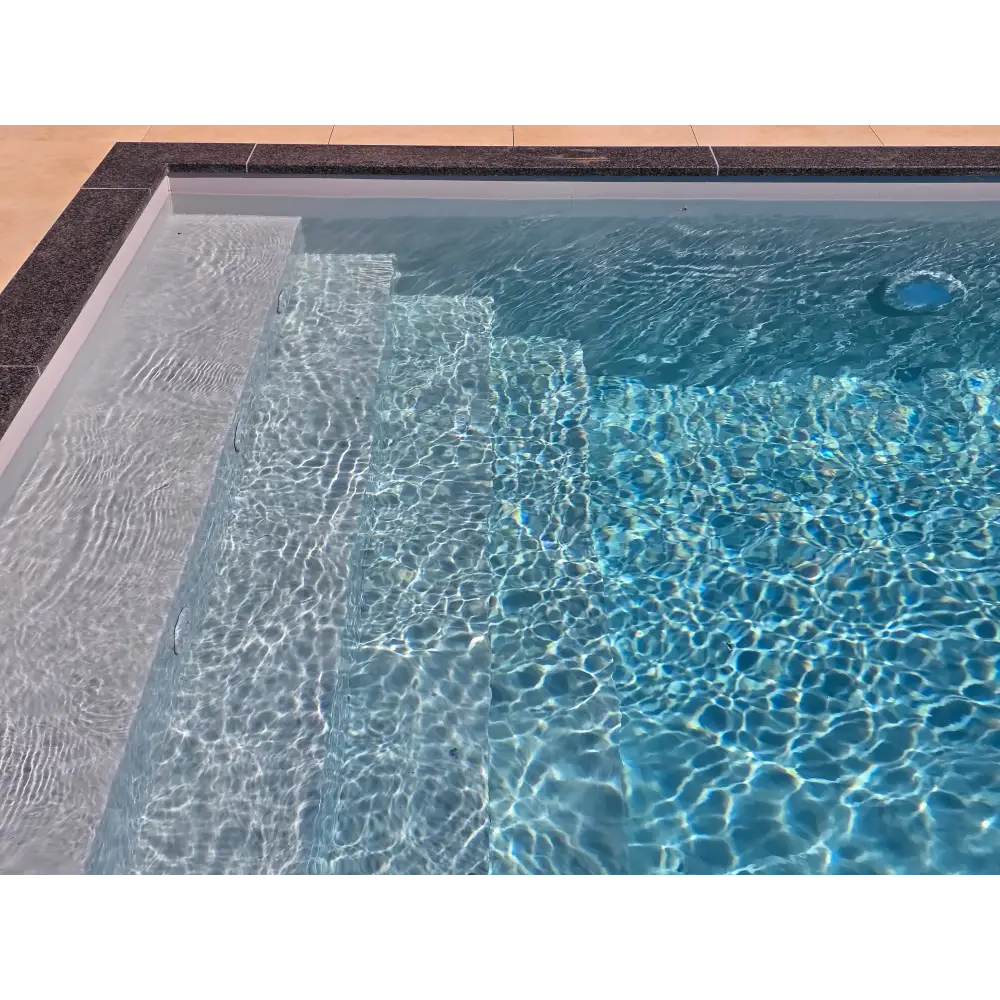Klarblått vatten i pooltime exklusiv 12mm pp pool 3 x 6 x 1,5 m med moderna kaklade kanter perfekt för köpa pool och pooltak