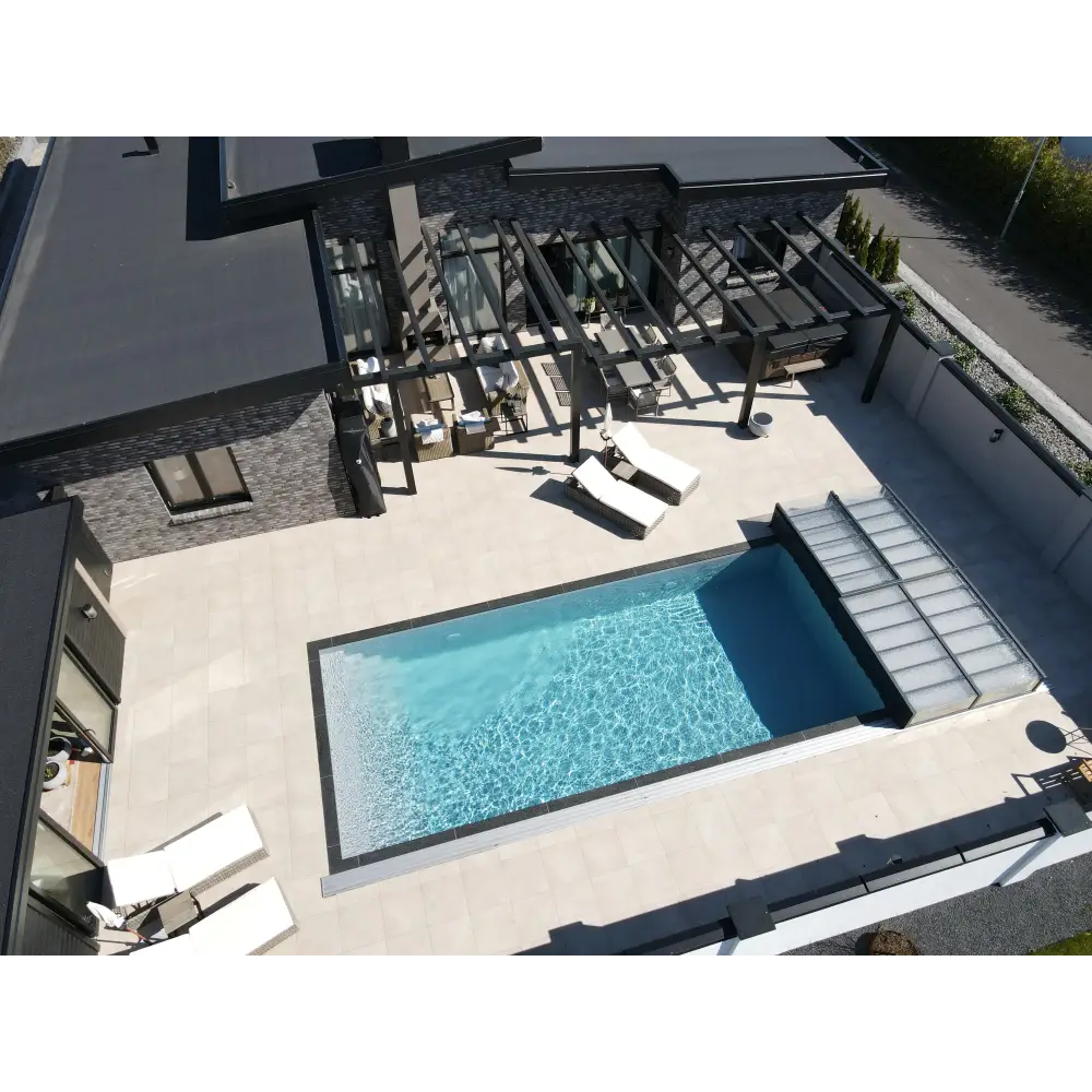 Pooltime exklusiv 12mm pp pool 3 x 6 x 1,5 m med rektangulär form, klarblått vatten och mörkgrå kakelram för uteplatsen