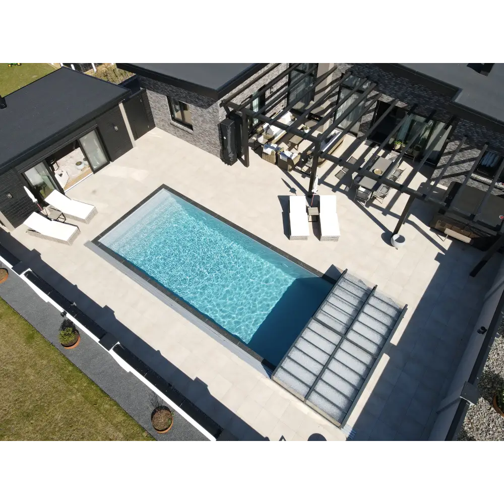 Rektangulär pooltime exklusiv 12mm pp pool 3 x 6 x 1,5 m med klart blått vatten och mörkgrå kakelplattor med trappsteg att köpa pool