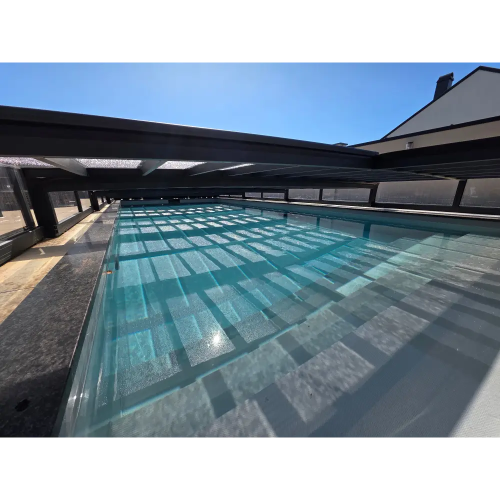 Lång rektangulär pooltime exklusiv 12mm pp pool 3 x 6 x 1,5 m med klart turkost vatten och svart pooltak med bärande balkar